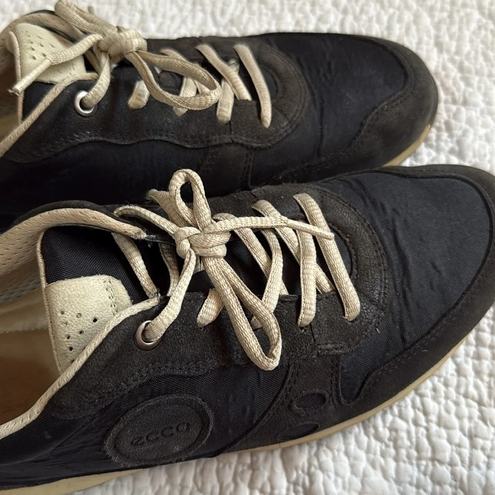 Ecco Black and Cream Sneakers with Streamlined Design size 41 - Picture 4 of 4